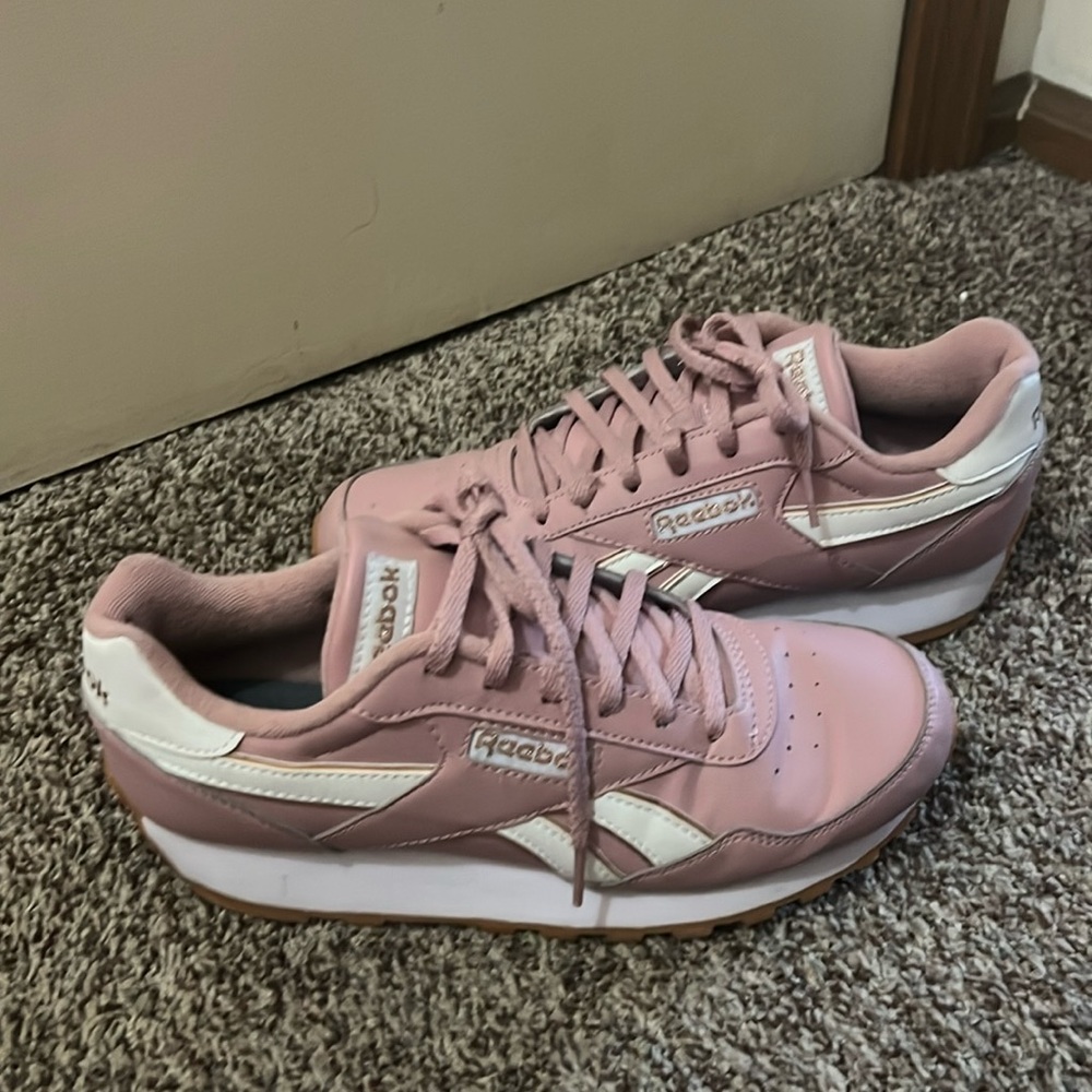 Excellent condition - Women’s Reebok sneakers mauve / white